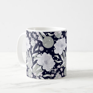 Witte pioen bloemen op donkerblauw. koffiemok