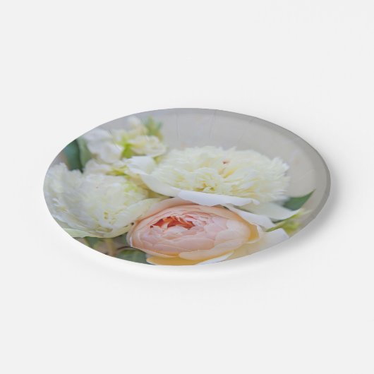 Witte pioenrozen met abrikooskleurige roos papieren bordje (Gekanteld)
