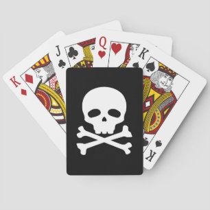 Witte piratenschedel op zwarte achtergrond pokerkaarten