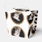 Witte pitbull met rode kussen over zijn gezicht. bedankdoosjes (Achterkant)