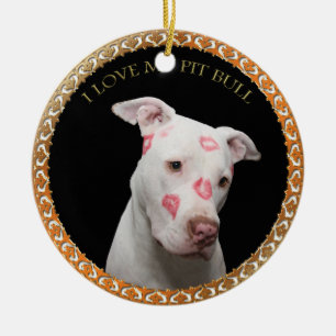 Witte pitbull met rode kussen over zijn gezicht. keramisch ornament