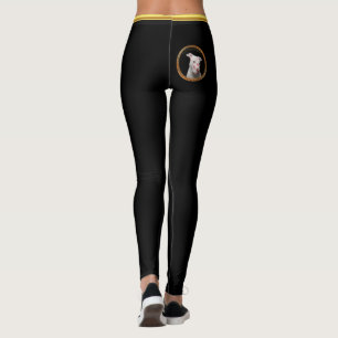 Witte pitbull met rode kussen over zijn gezicht. leggings