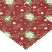 Witte Poinsettias Groene bladeren Kerstmis op Rood Tafelkleed (Gekanteld)