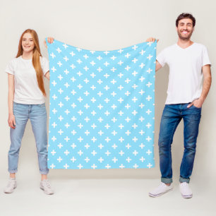 Witte polka kruist op babyblauw fleece deken