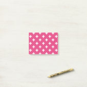 Witte polka kruist op fuchsia post-it® notes (Op bureau)