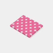 Witte polka kruist op fuchsia post-it® notes (Schuin)