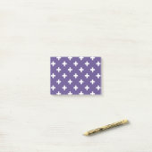 Witte polka kruist op ultraviolet post-it® notes (Op bureau)