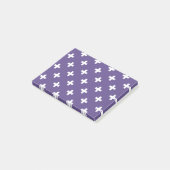 Witte polka kruist op ultraviolet post-it® notes (Schuin)