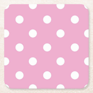Witte polka op roze vierkante kartonnen onderzetter
