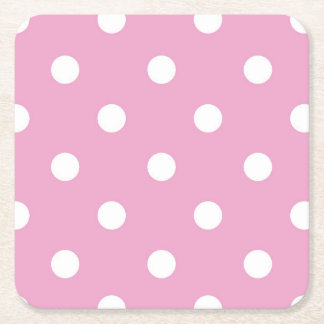 Witte polka op roze vierkante kartonnen onderzetter
