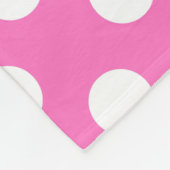 Witte polka stippen op roze fleece deken (Hoek)