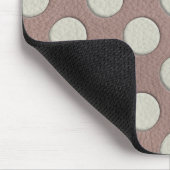 Witte polka stippen op taupe leerprint muismat (Hoek)