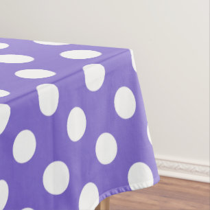 Witte polkstippen op de rand tafelkleed