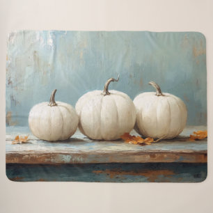 Witte pompoenen op een vintage blauwe tafel sherpa deken