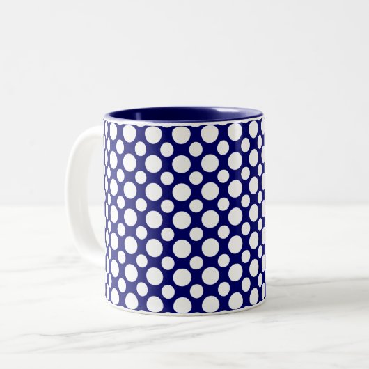 Witte pooldots op blauwe koffie Mok (Voorkant links)