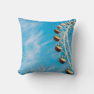 Witte reuzenrad onder duidelijke hemel in de ochte kussen