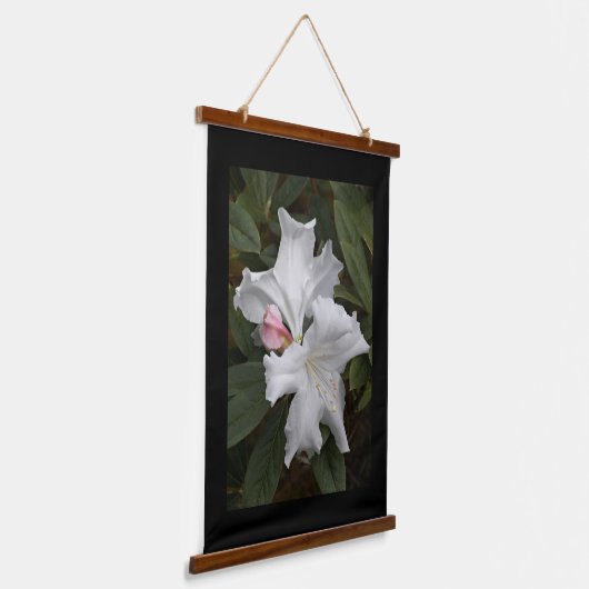 Witte Rhododendron-bloemen met zwarte rand Hangend Wandkleed (Gebogen)