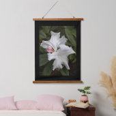 Witte Rhododendron-bloemen met zwarte rand Hangend Wandkleed (Slaapkamer)