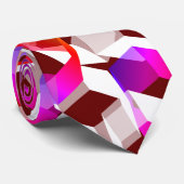 Witte, rode tot roze hexagons op donkerrode achter stropdas (Opgerold)