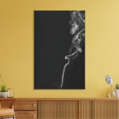 Witte rook tegen een zwarte achtergrond canvas afdruk (Insitu (Woonkamer))