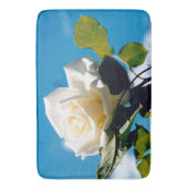 Witte roos onder blauwe hemel badmat (Voorkant Verticaal)