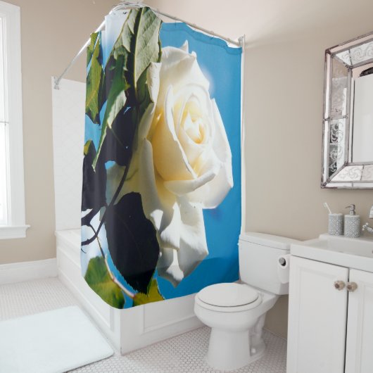 Witte roos onder blauwe hemel douchegordijn (In situ)