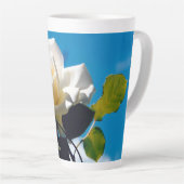 Witte roos onder blauwe hemel latte mok (Rechterhoek)
