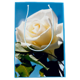 Witte roos onder blauwe hemel medium cadeauzakje