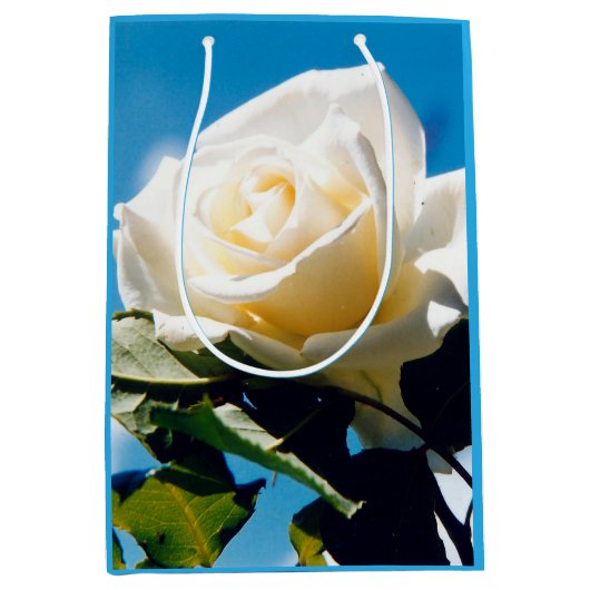 Witte roos onder blauwe hemel medium cadeauzakje (Voorkant)