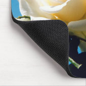 Witte roos onder blauwe hemel muismat (Hoek)