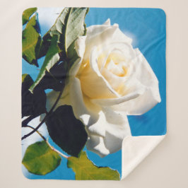 Witte roos onder blauwe hemel sherpa deken
