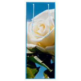 Witte roos onder blauwe hemel wijn cadeautas