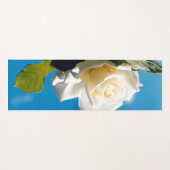 Witte roos onder blauwe hemel yogamat (Voorkant (horizontaal))