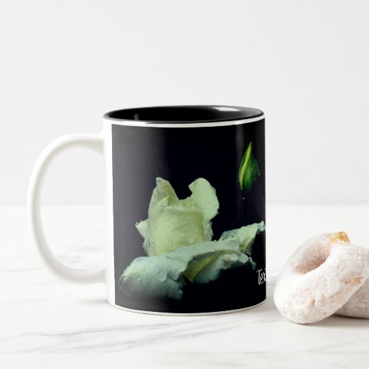Witte Rosebud Raindrops gepersonaliseerd Tweekleurige Koffiemok (Met donut)