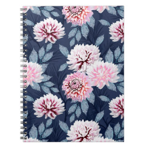 Witte, roze bloemen op donkerblauw. notitieboek