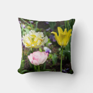 Witte, roze en gele tulpen in de tuin kussen