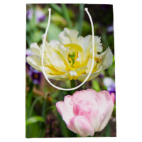 Witte, roze en gele tulpen in de tuin
