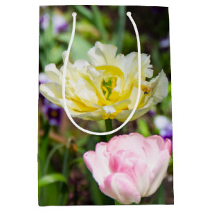 Witte, roze en gele tulpen in de tuin medium cadeauzakje
