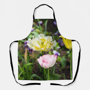 Witte, roze en gele tulpen in de tuin schort