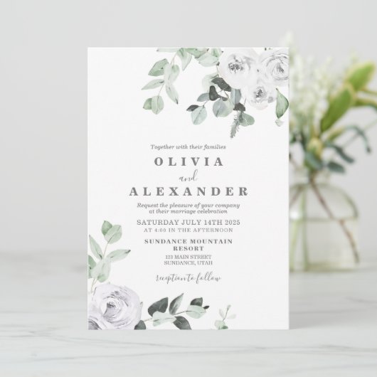 Witte Rozen en groen bloemenbruiloft Uitnodiging (Staand voorkant)