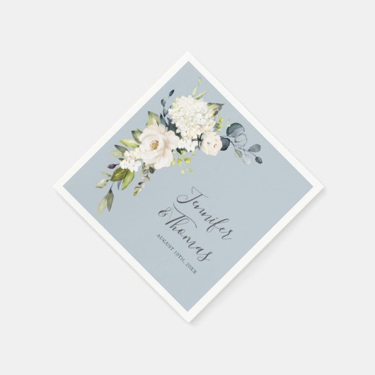 Witte rozen en hortensia's op blauwe bloemenbruilo servet (Hoek)