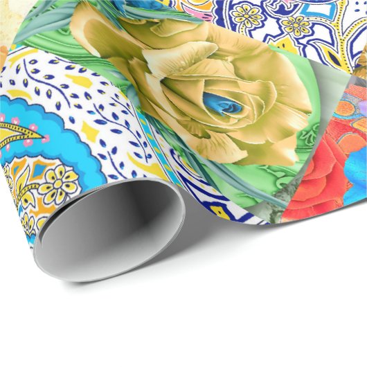 Witte rozen en pinda's met blaadjes en l cadeaupapier (Rol Hoek)