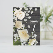 Witte rozen & gipskruid op houten tafelnummer (Staand voorkant)