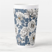 Witte rozen met blauwe bladeren latte mok (Voorkant)