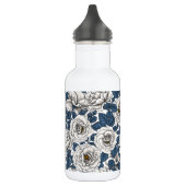 Witte rozen met blauwe bladeren op wit waterfles  (Links)