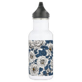 Witte rozen met blauwe bladeren op wit waterfles  (Rechts)