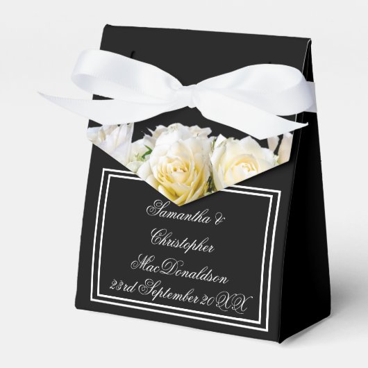 Witte rozen op de zwarte bruiloft bedankdoosjes (Voorkant Zijde)