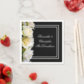 Witte rozen op de zwarte bruiloft servet (Insitu)