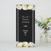 Witte rozen op het programma voor de bruiloft in d (Staand voorkant)
