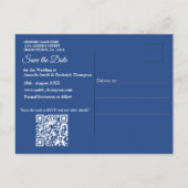 Witte rozenbloemen op blauw patroonpapier aankondigingskaart (Achterkant)